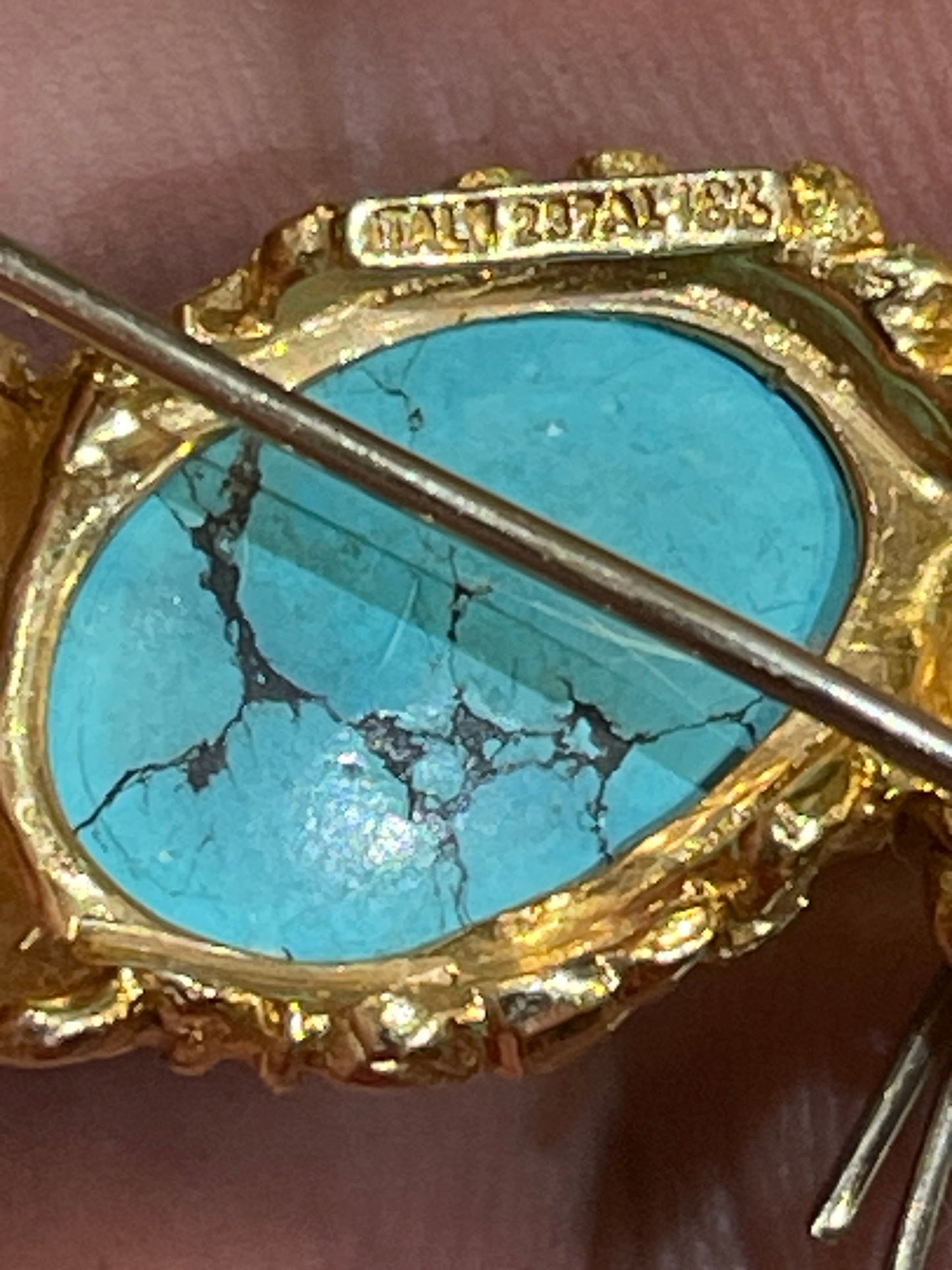 A gold and turquoise 18kt cat pin