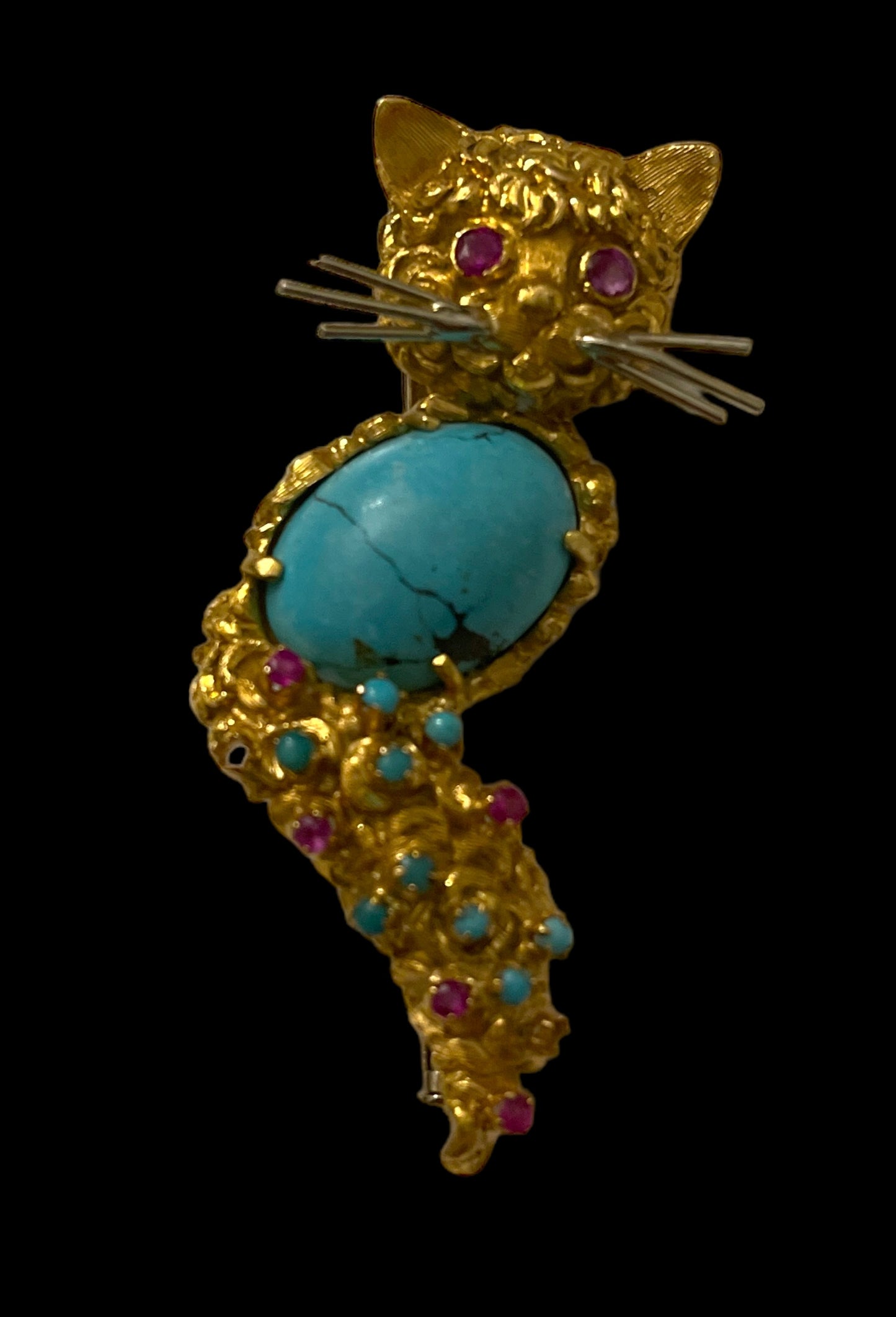 A gold and turquoise 18kt cat pin