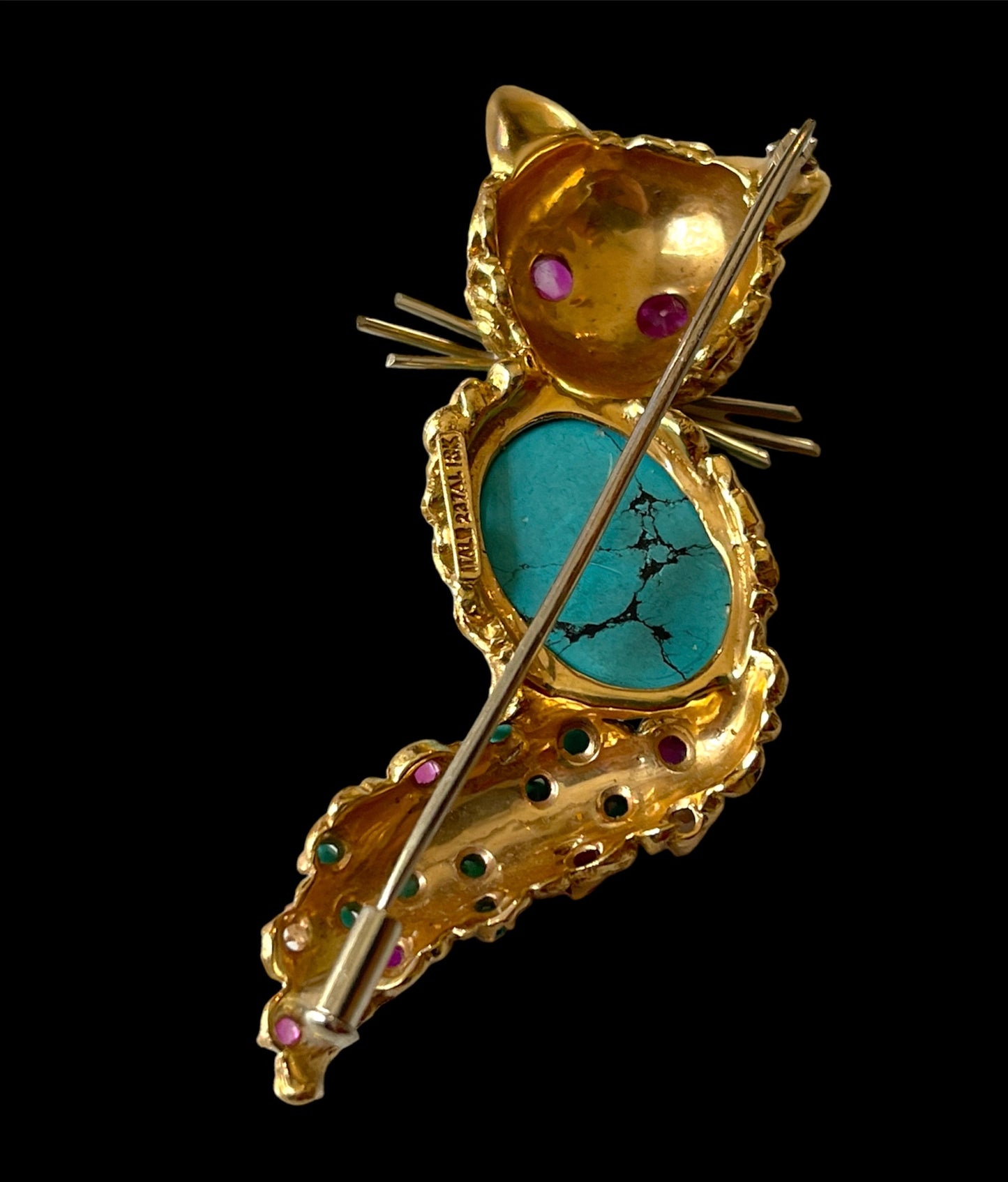 A gold and turquoise 18kt cat pin