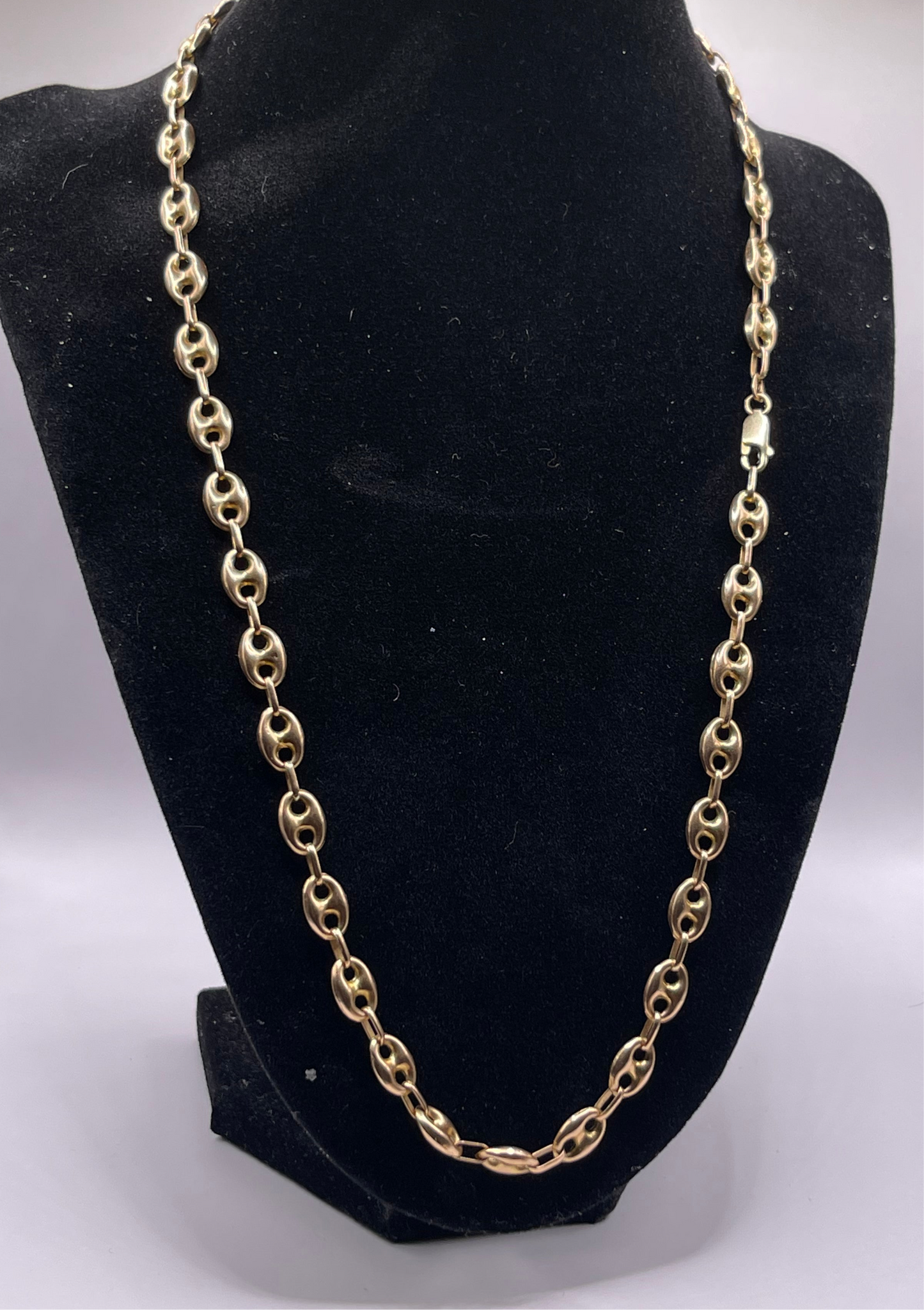 A 14kt gold chain