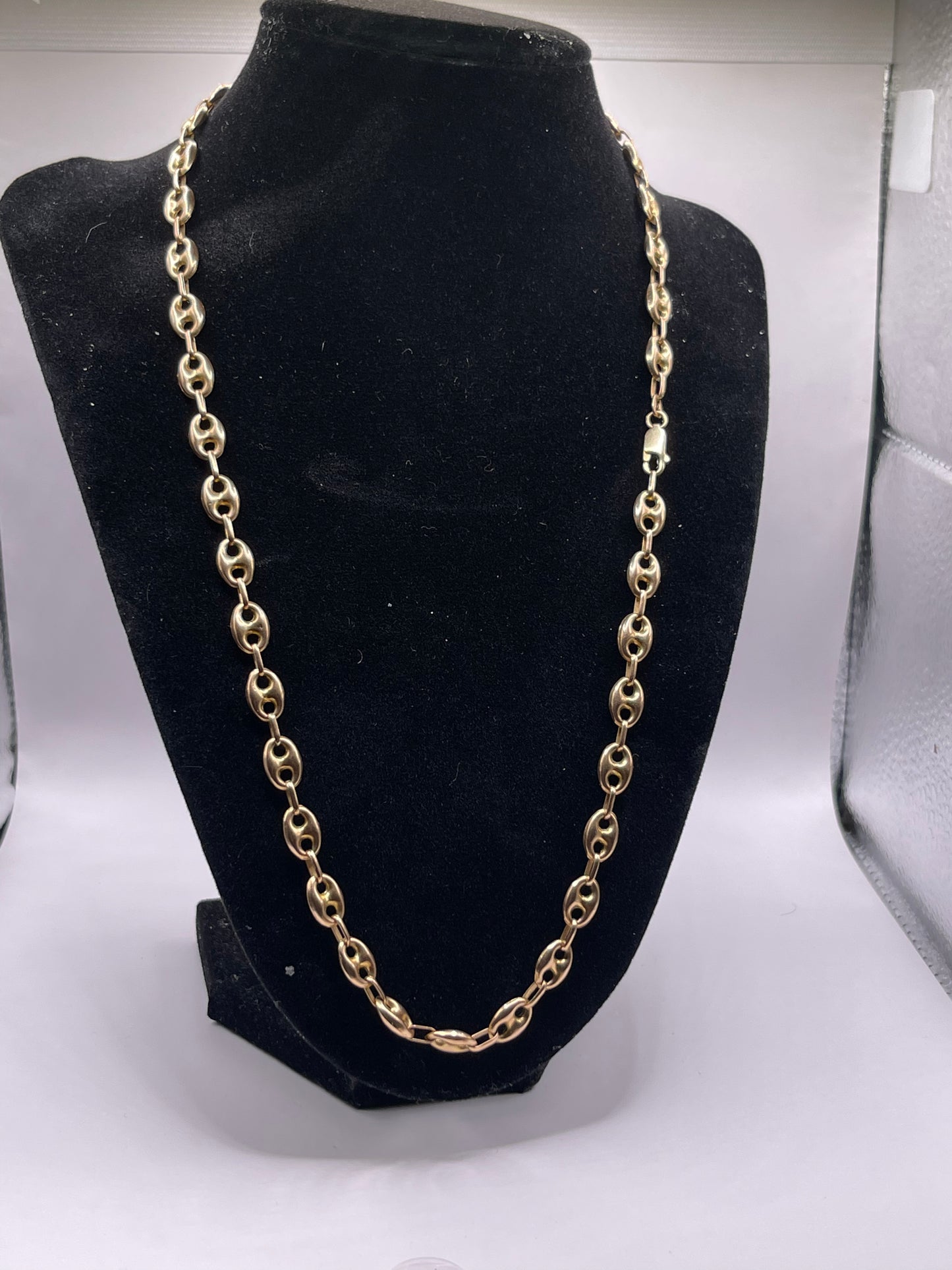 A 14kt gold chain