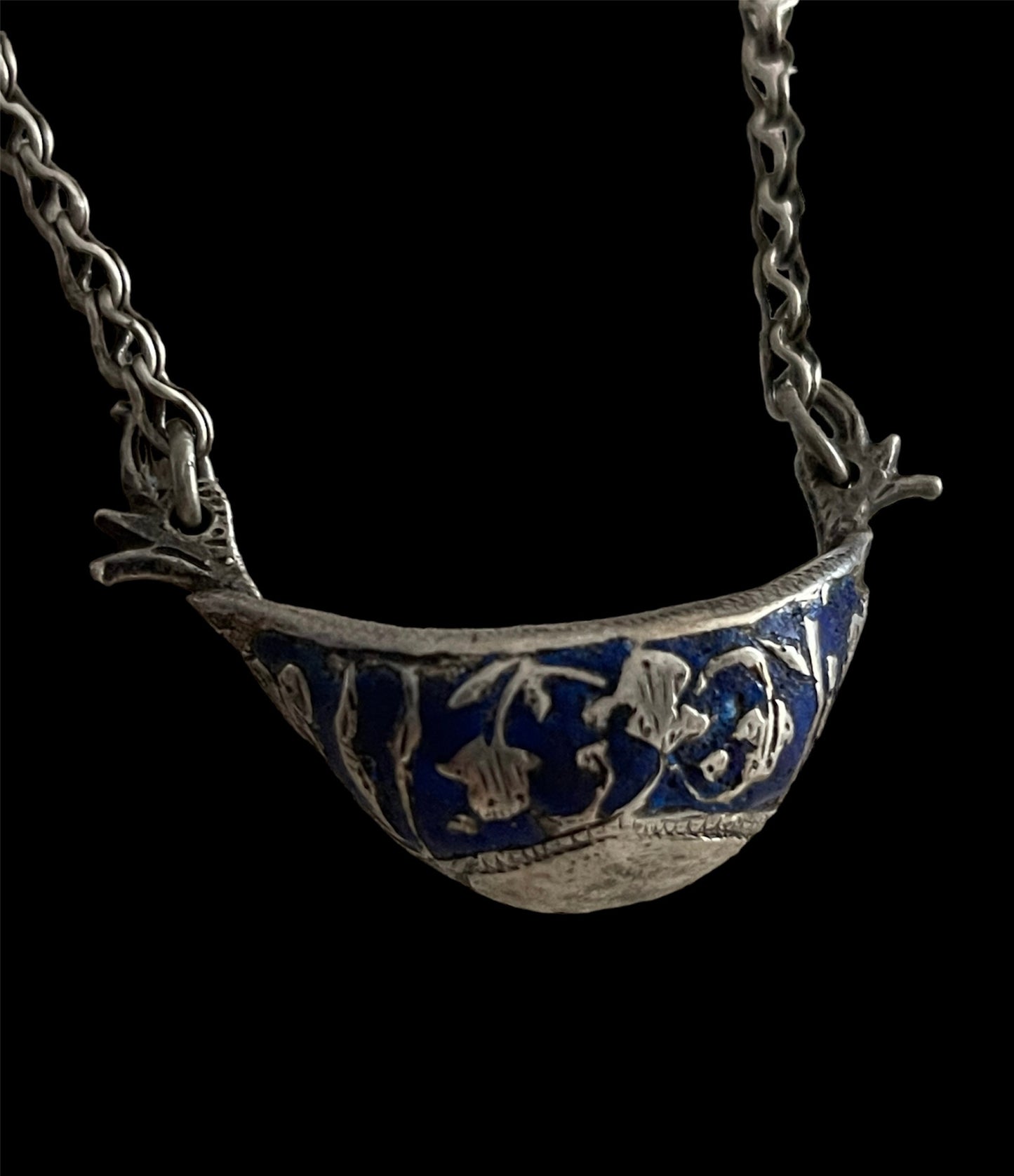 A vintage silver pendant and chain