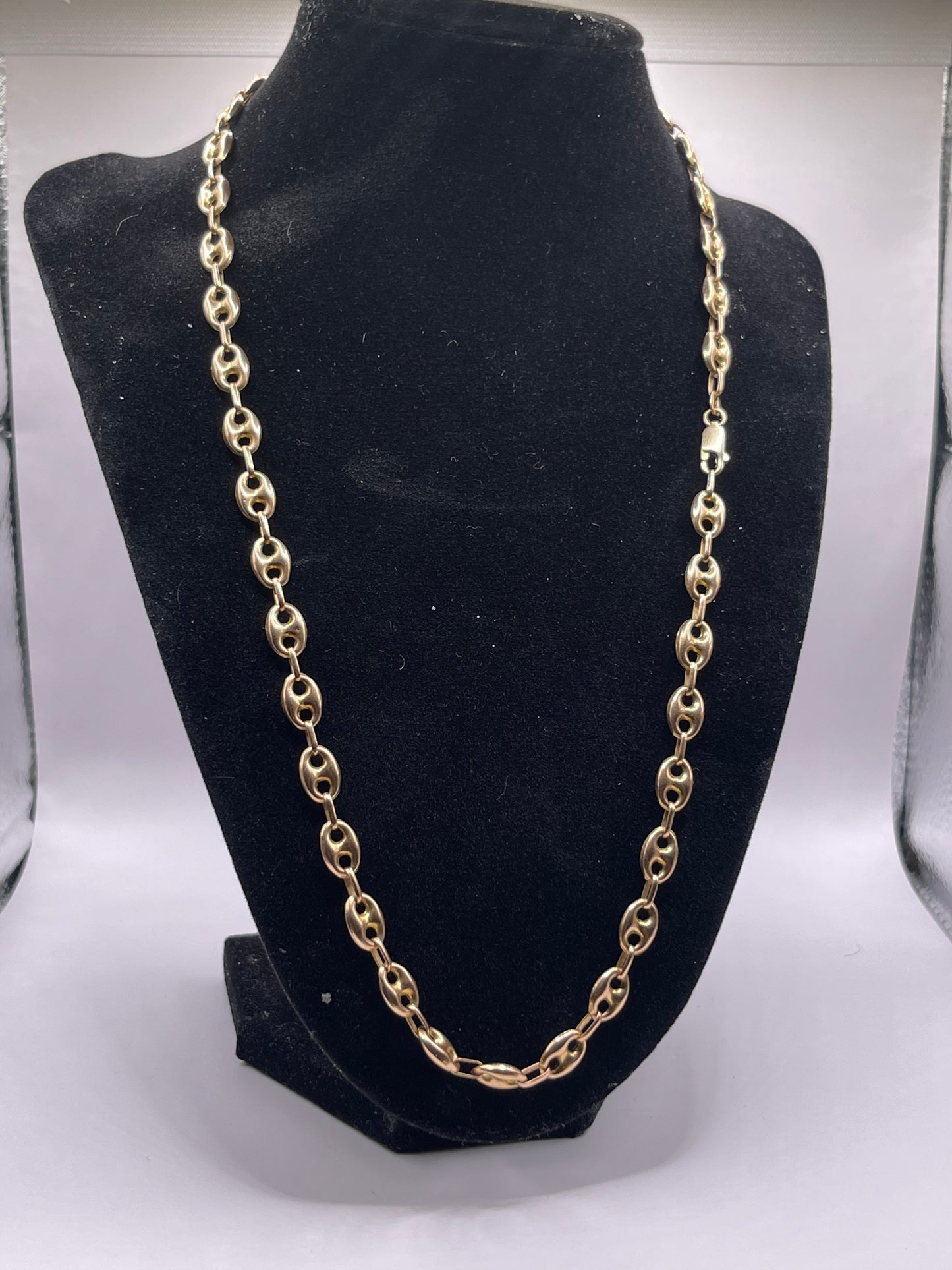 A 14kt gold chain