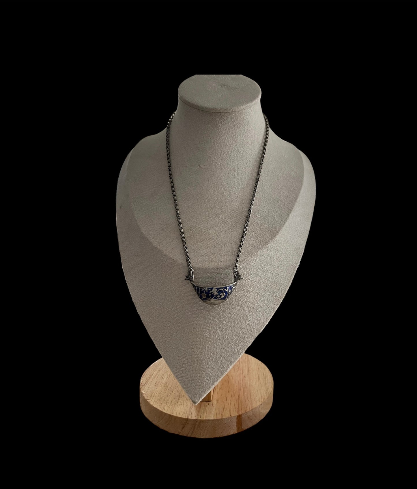 A vintage silver pendant and chain