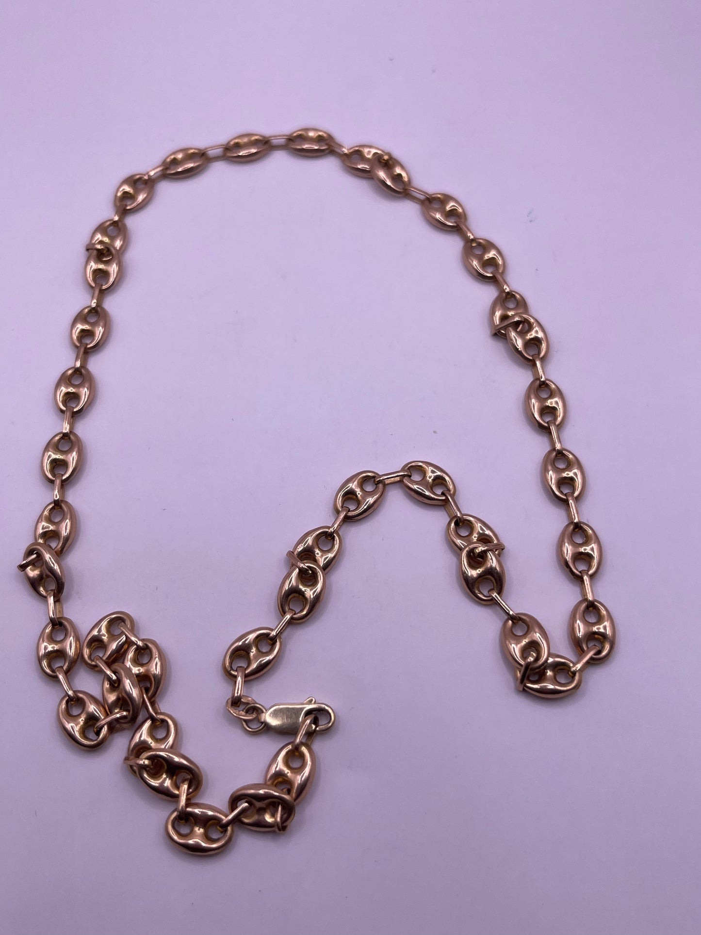 A 14kt gold chain