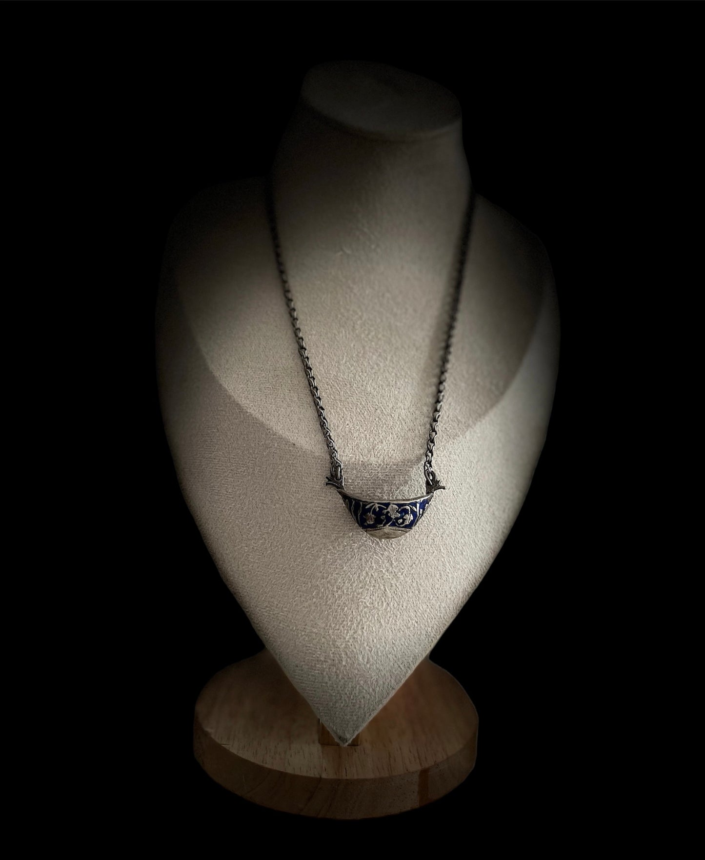 A vintage silver pendant and chain