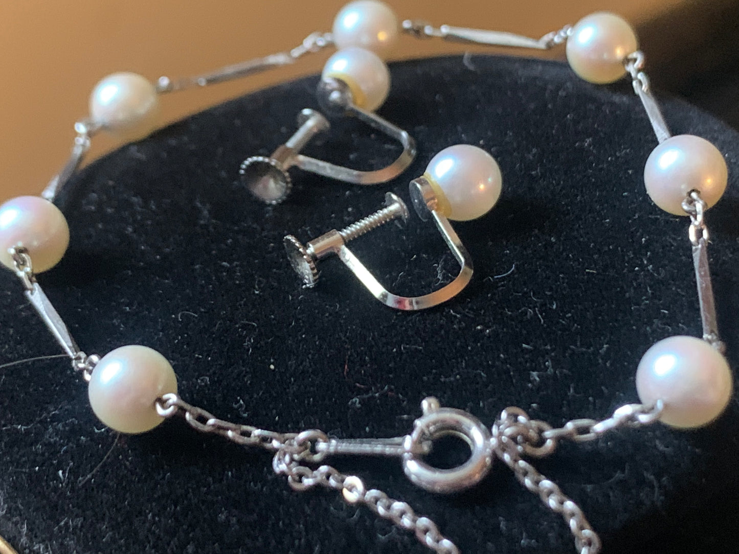 Pearl ear rings and bracelet