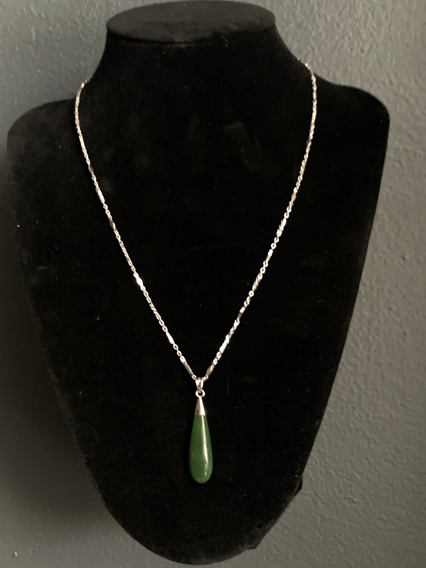 A jade tear drop ear ring and necklace in silver