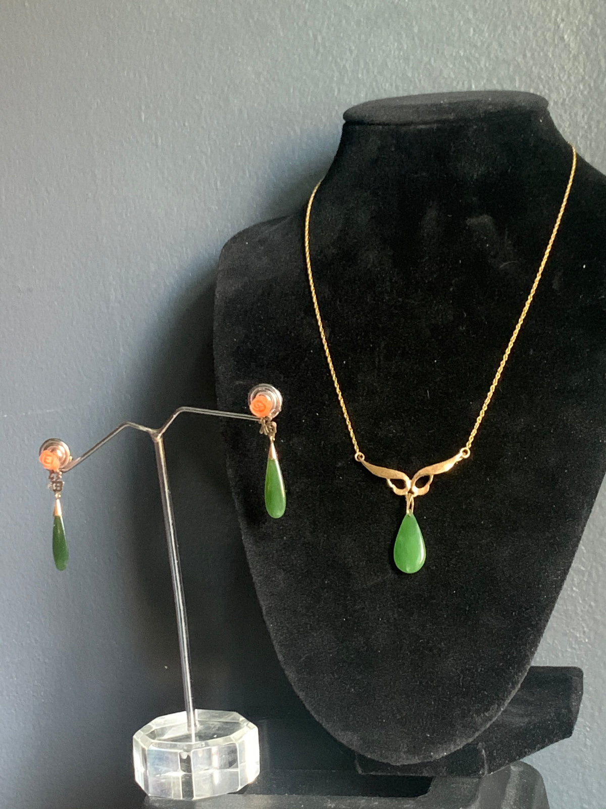 A jade ear ring and necklace set