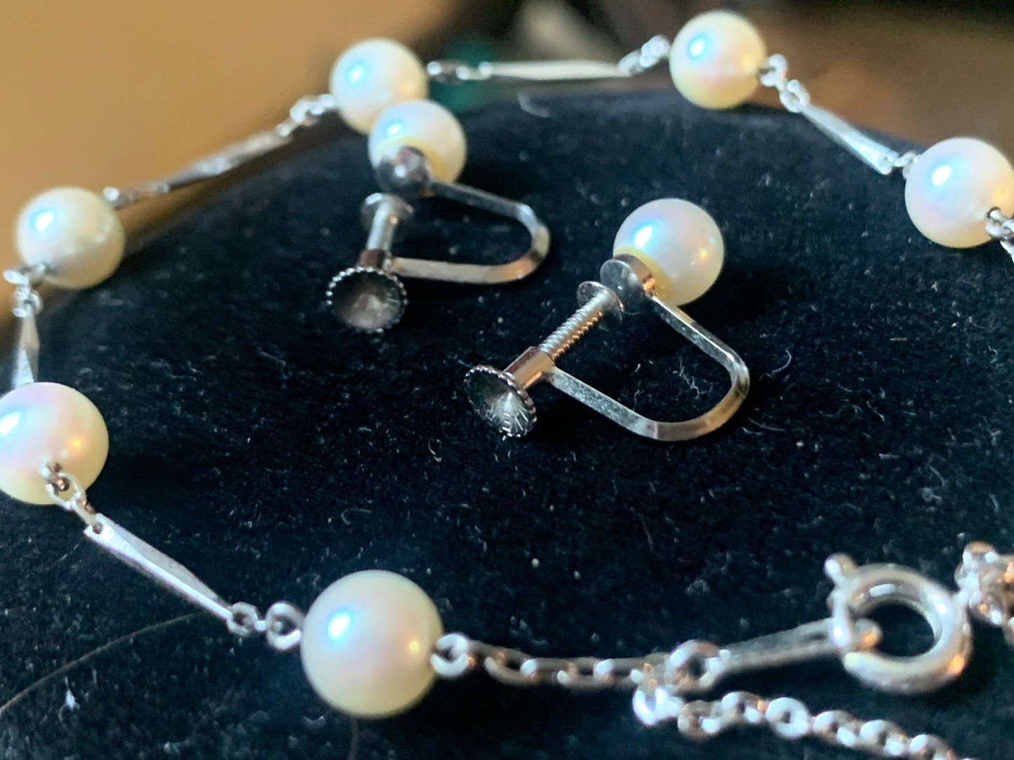 Pearl ear rings and bracelet