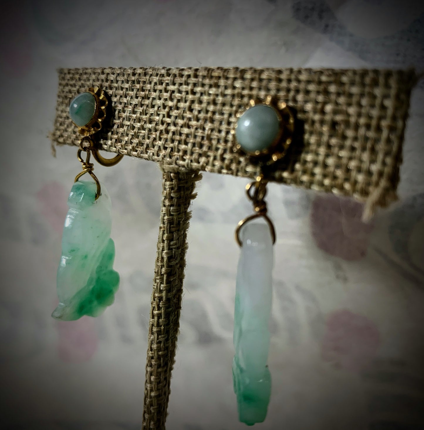A pair of jade and gold ear rings