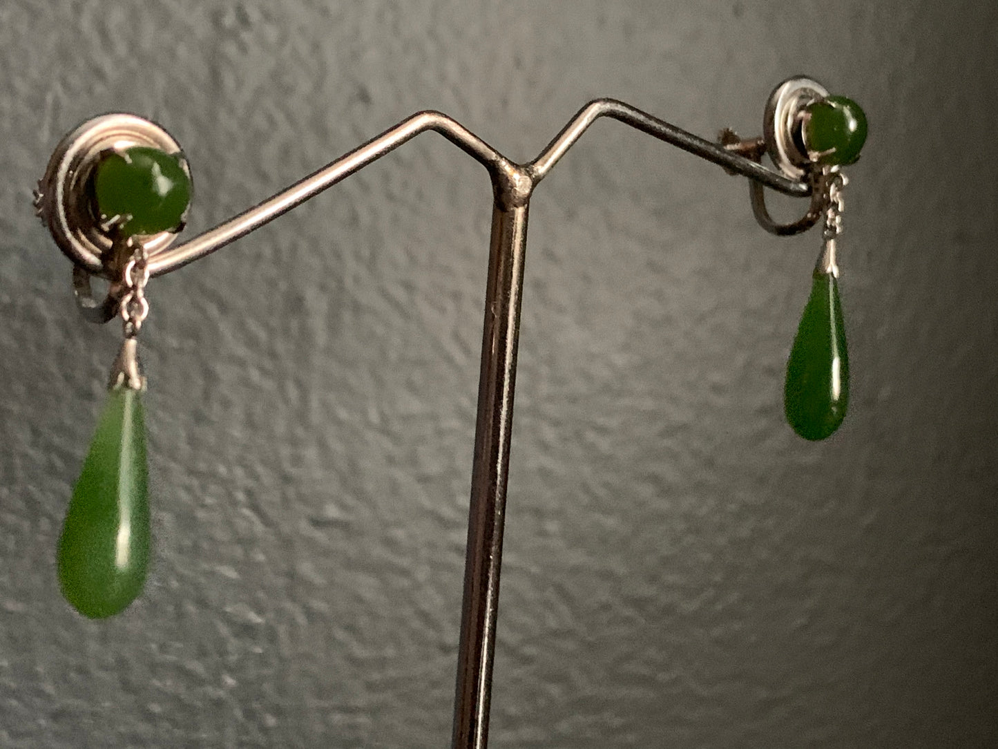 A jade tear drop ear ring and necklace in silver