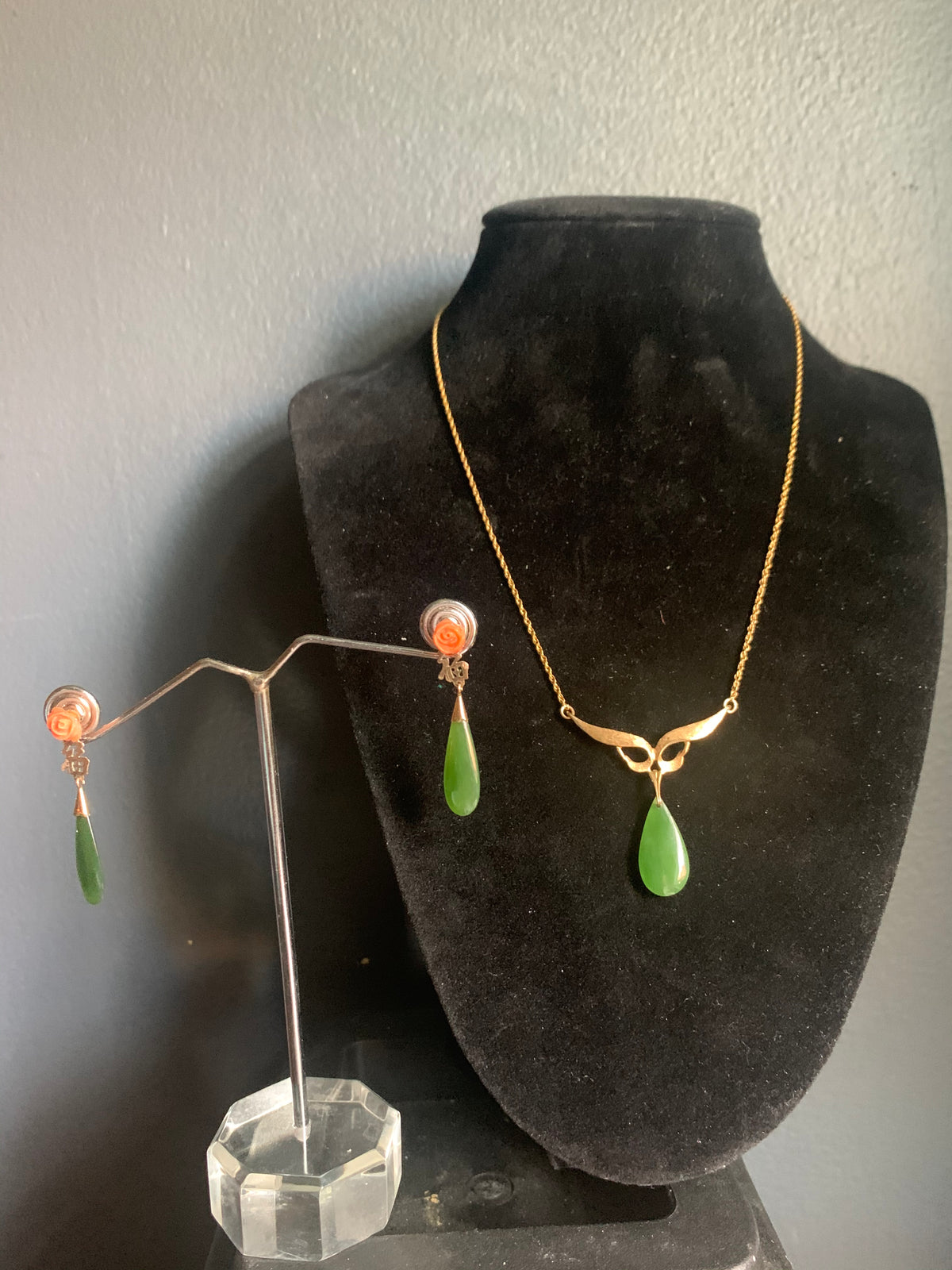 A jade ear ring and necklace set