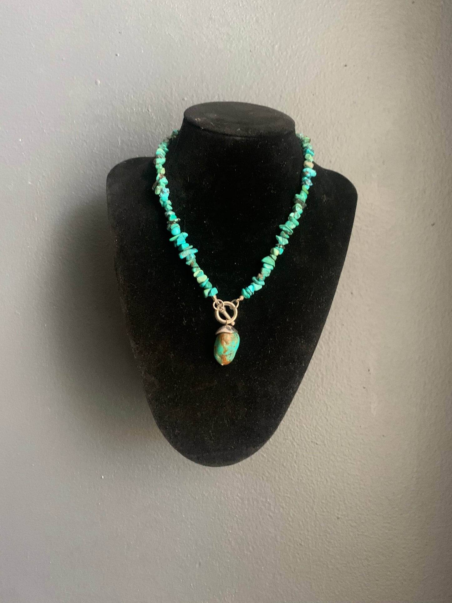 A turquoise necklace and pendant