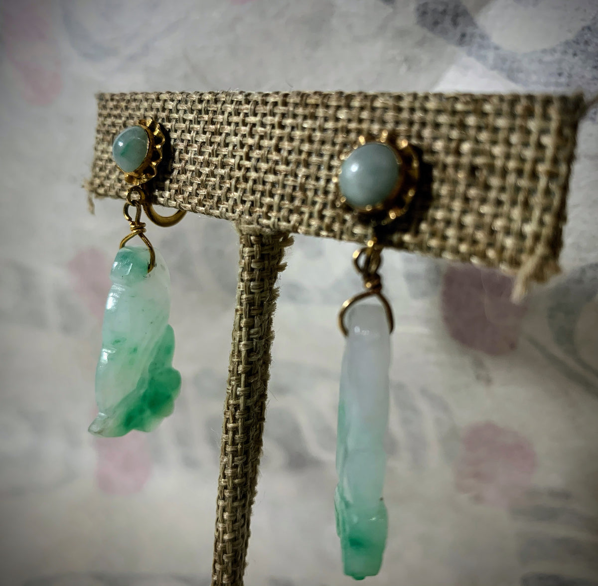 A pair of jade and gold ear rings