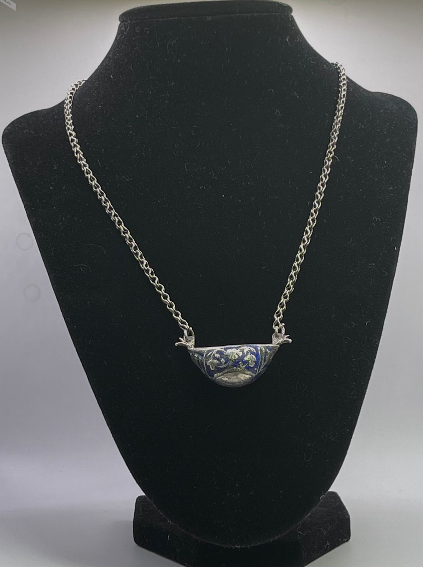 A vintage silver pendant and chain