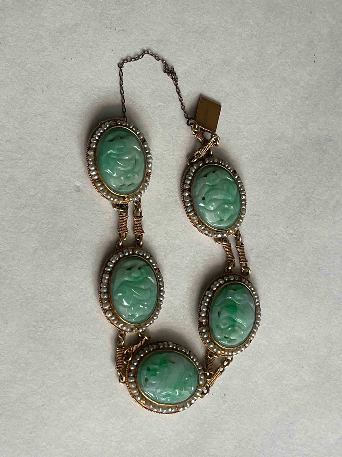 A vintage jade bracelet in 14kt setting