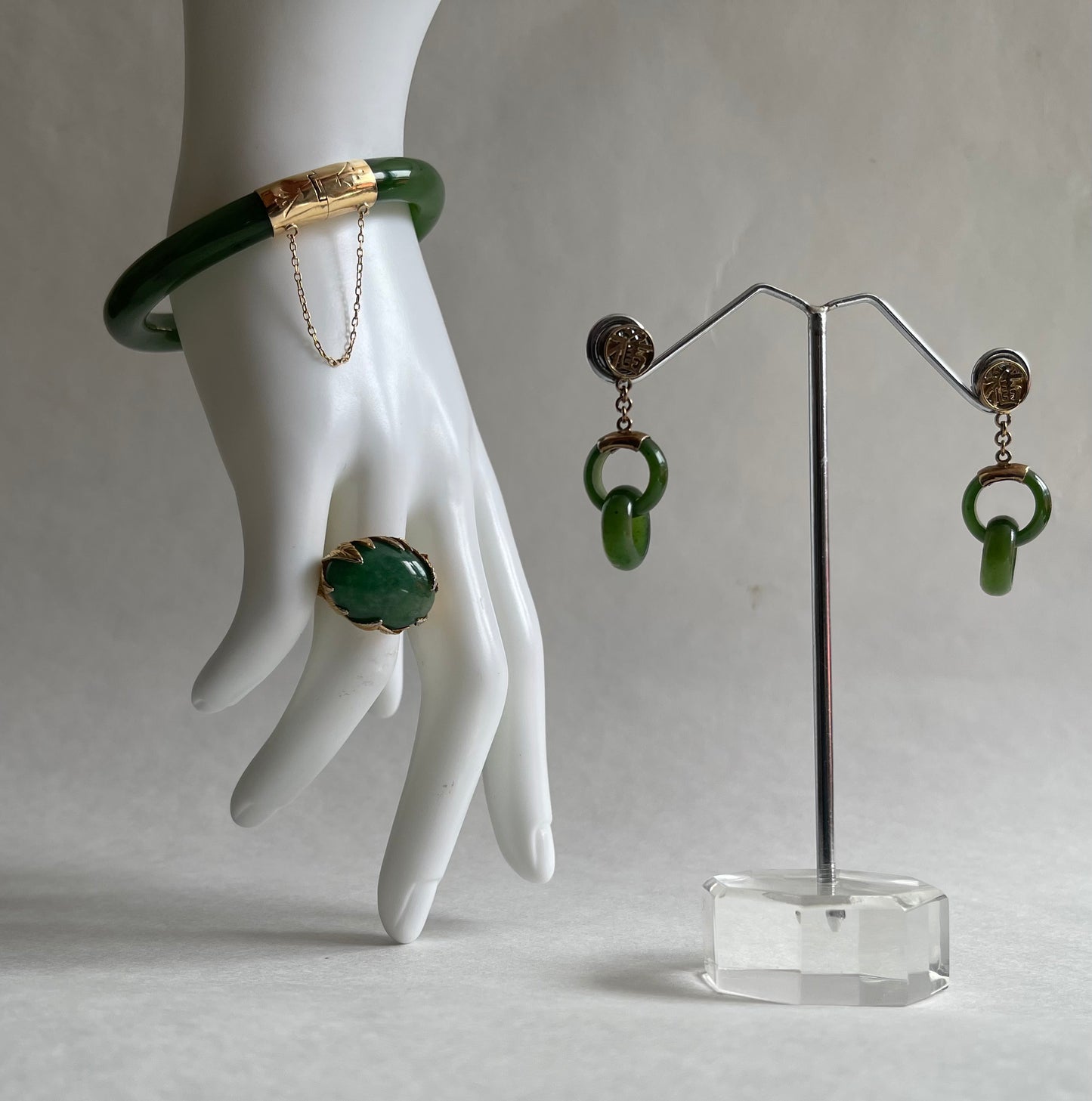 A vintage jade nephrite ring