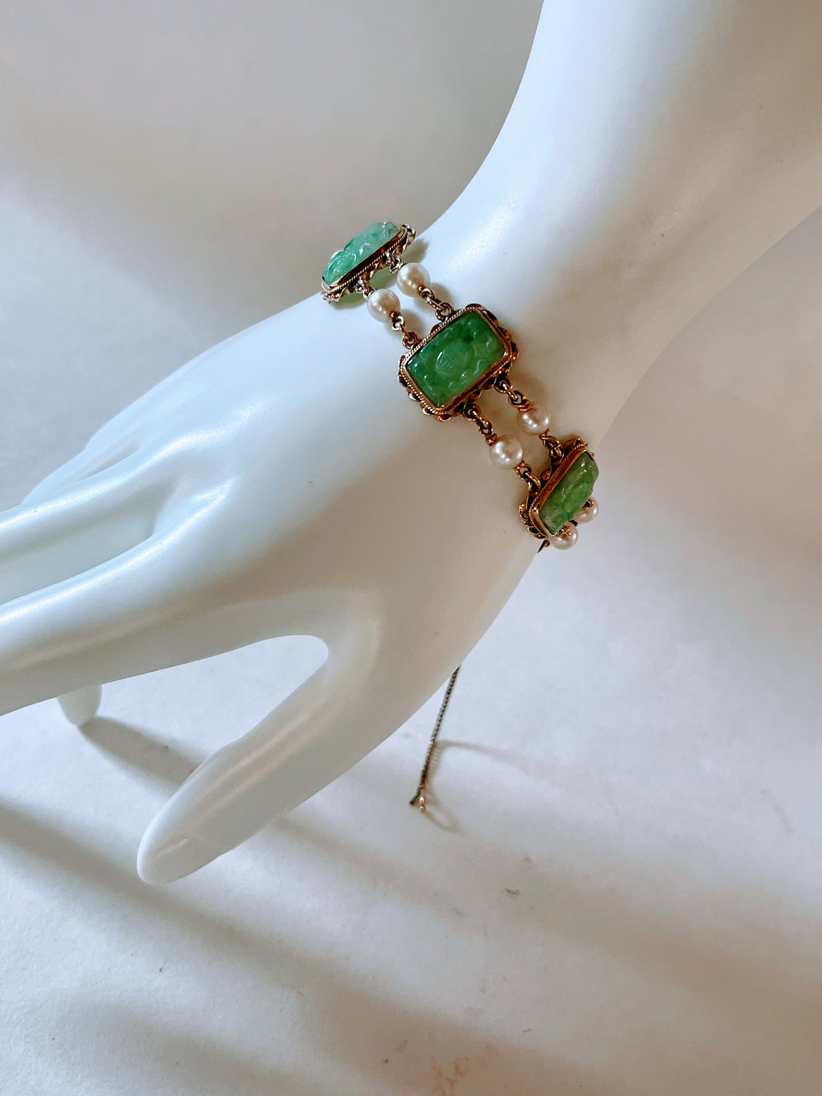 A vintage jade bracelet in 14kt setting
