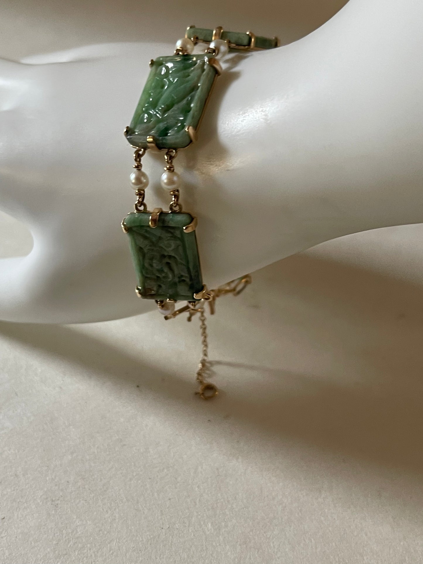 A vintage jade bracelet in 14kt setting