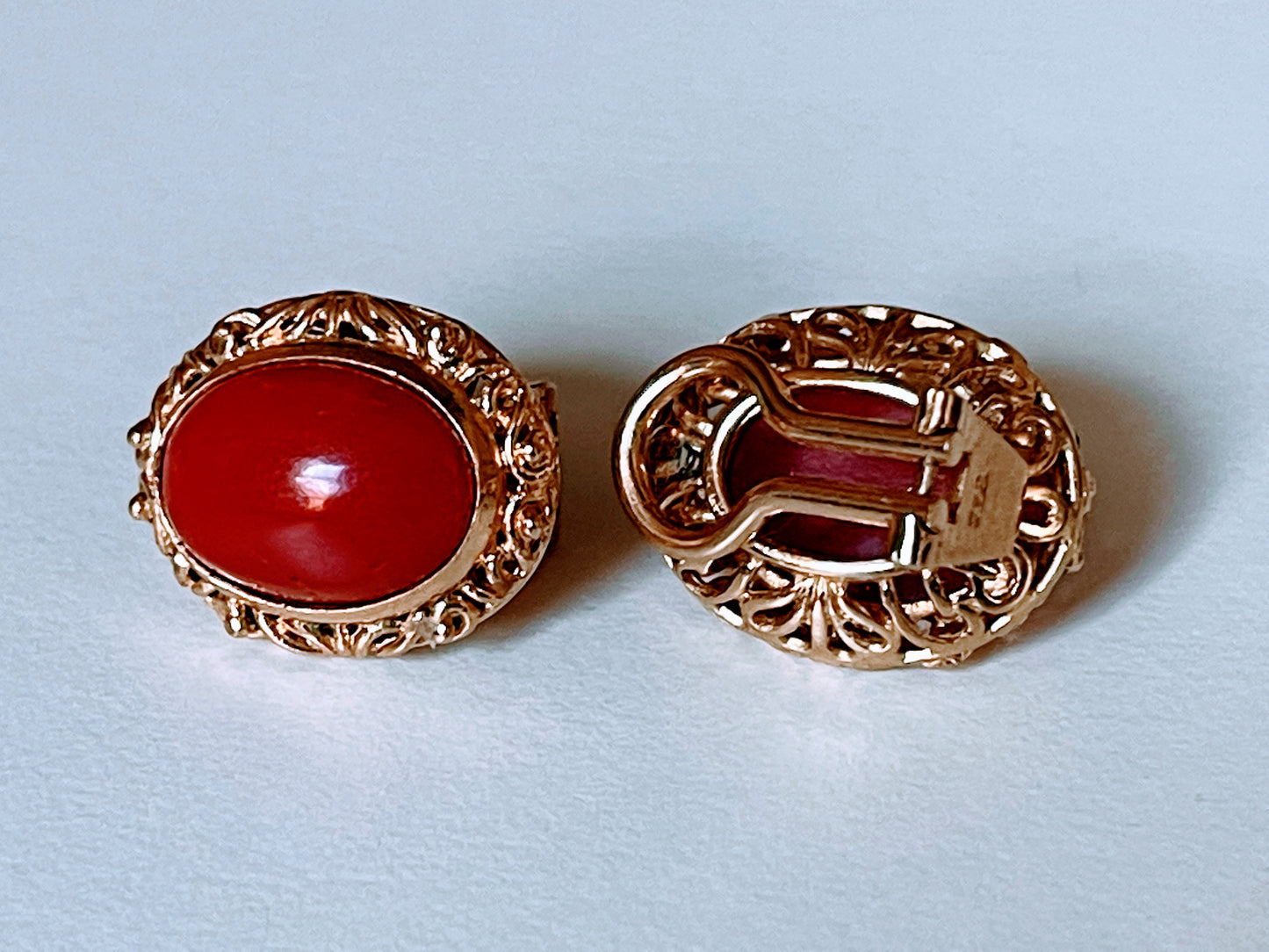 Coral ear rings in 18kt