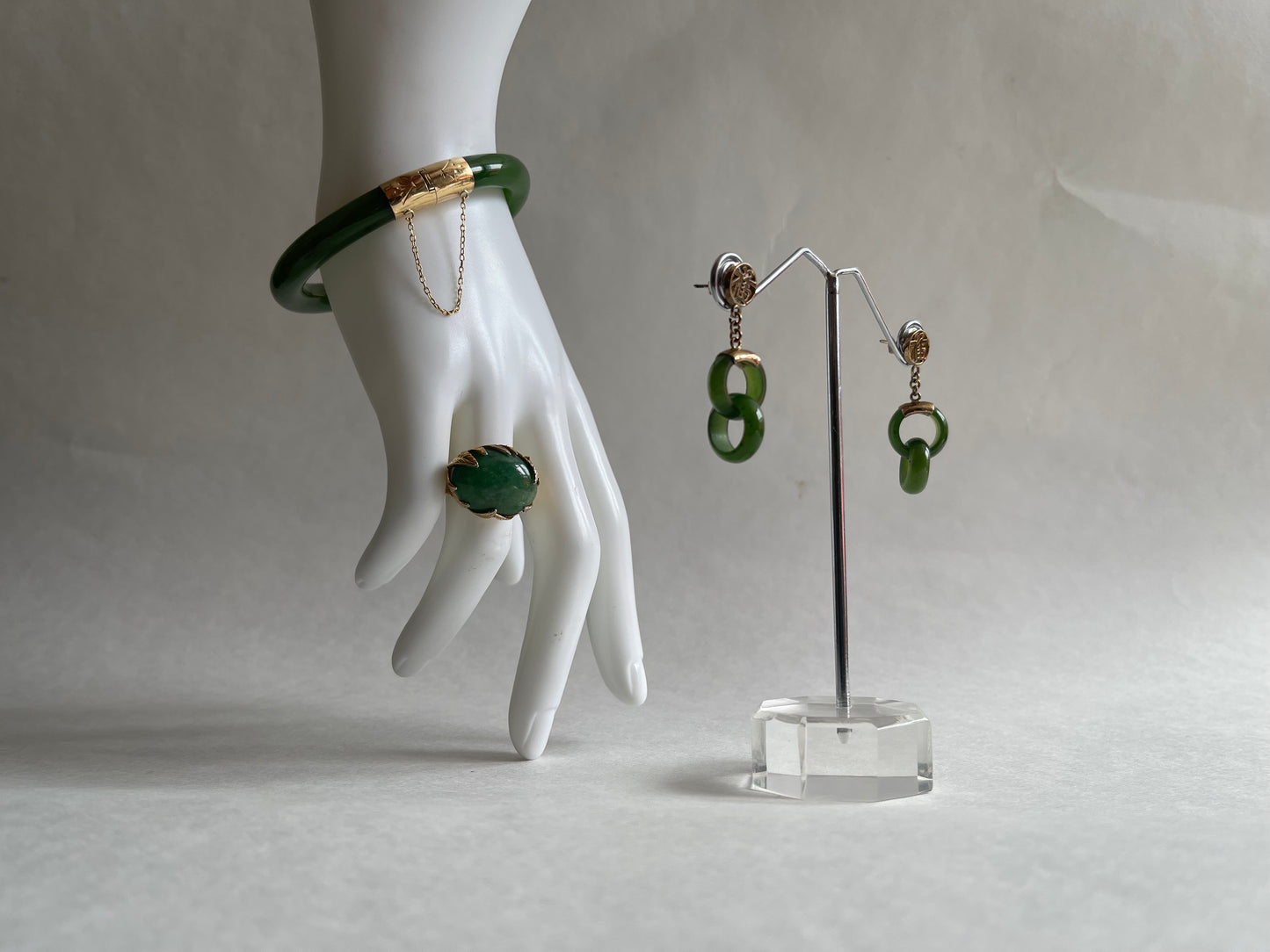 A vintage jade nephrite ring