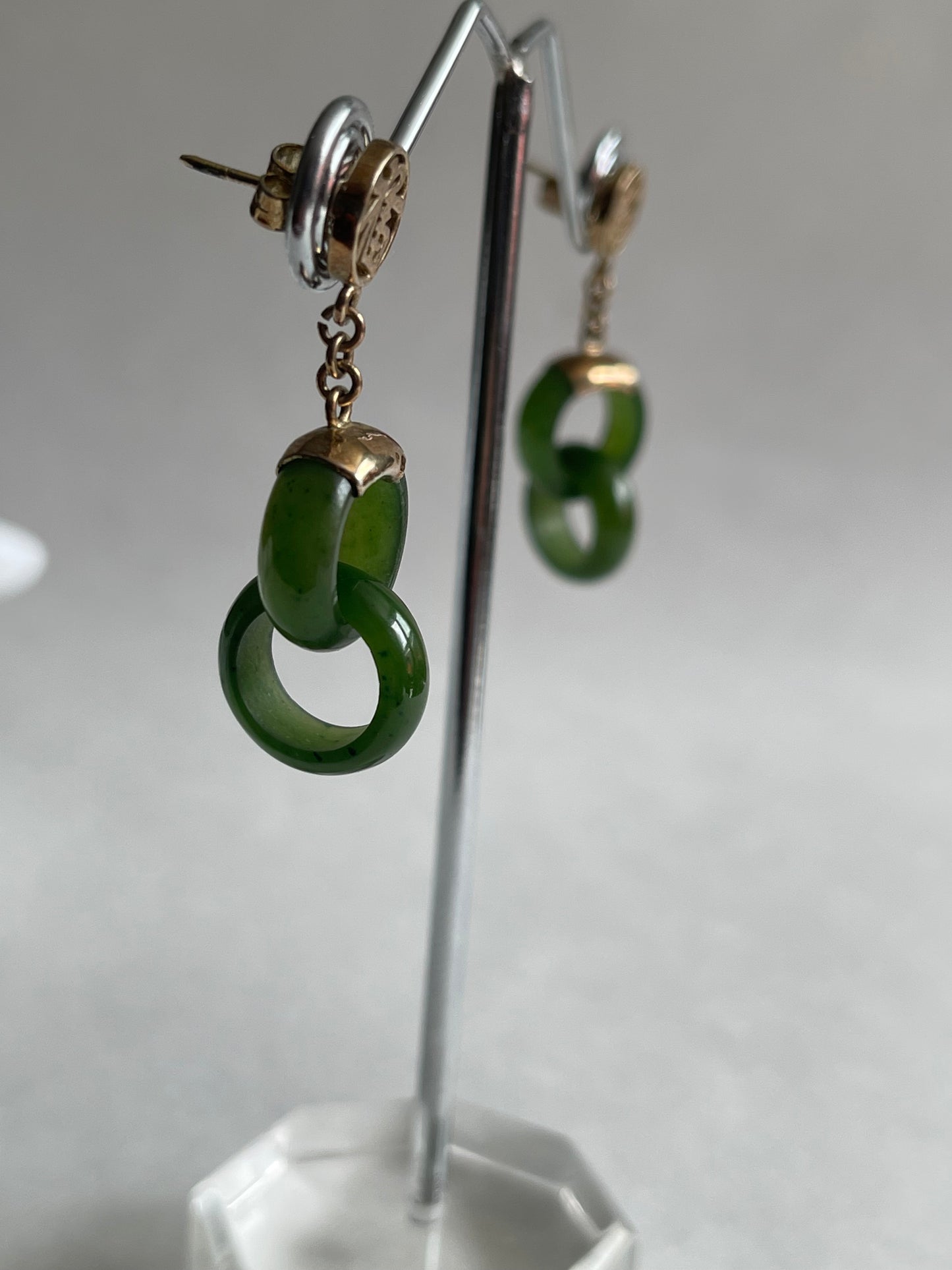 A vintage interlocking jade nephrite earring