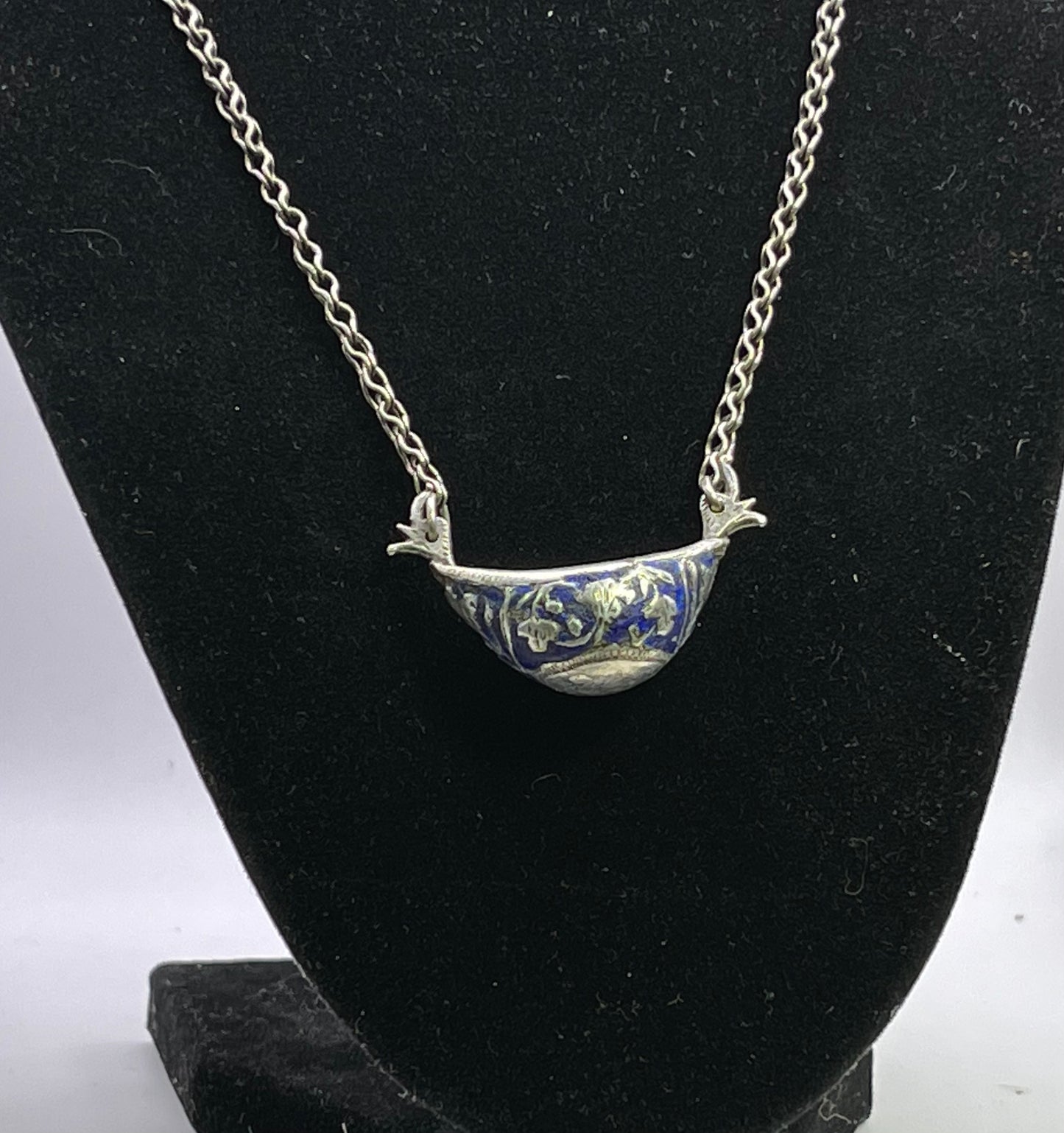 A vintage silver pendant and chain