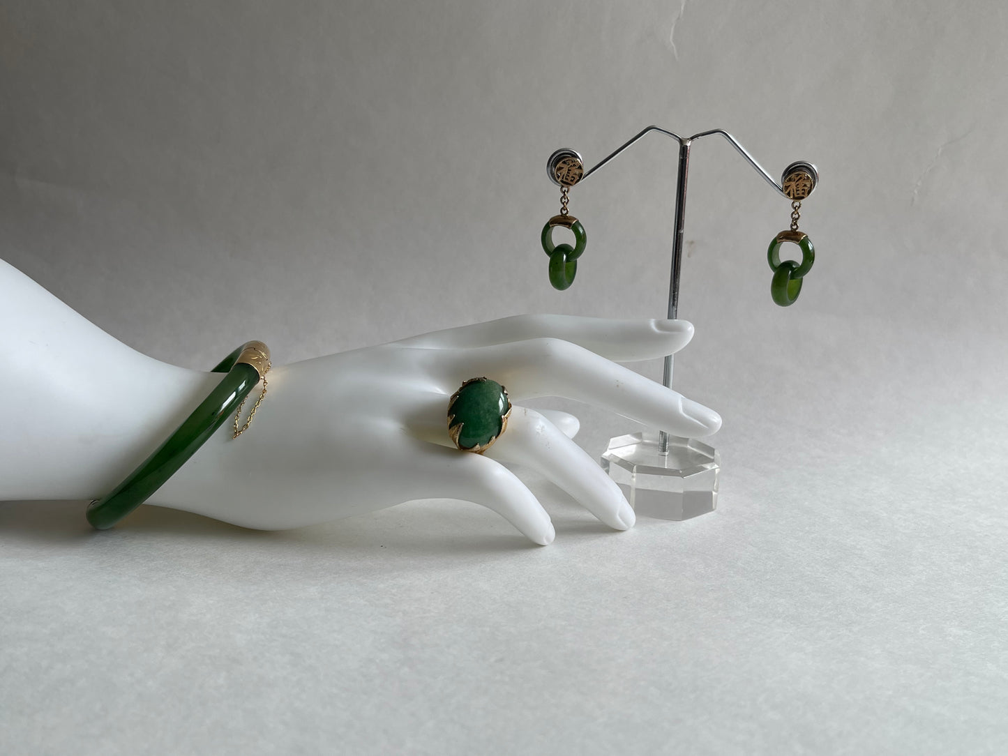 A vintage jade nephrite ring