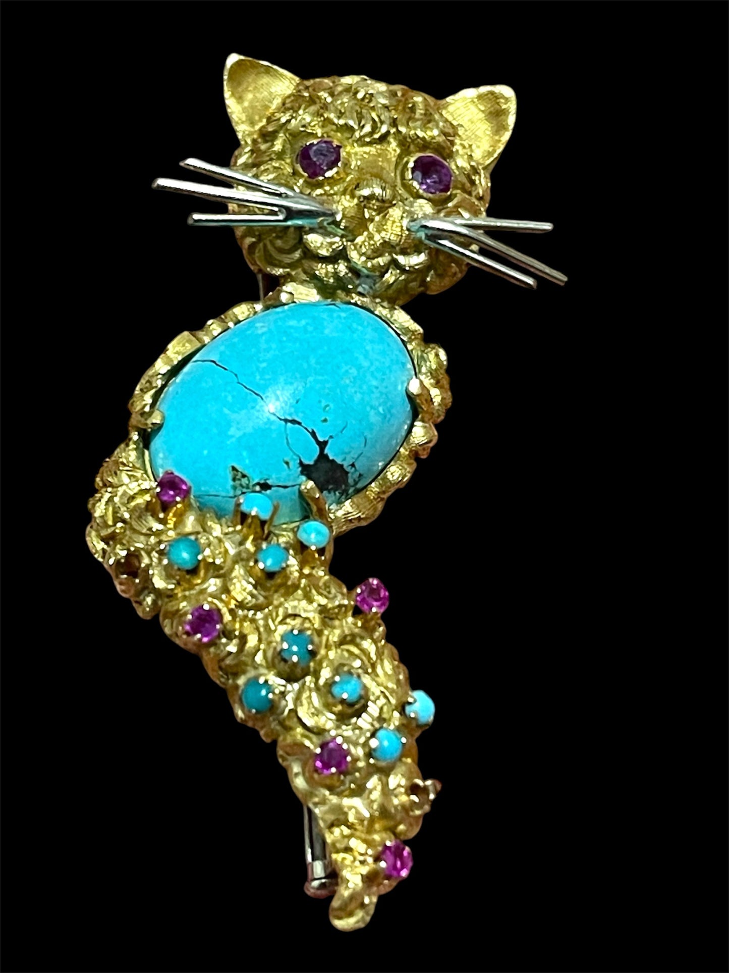 A gold and turquoise 18kt cat pin