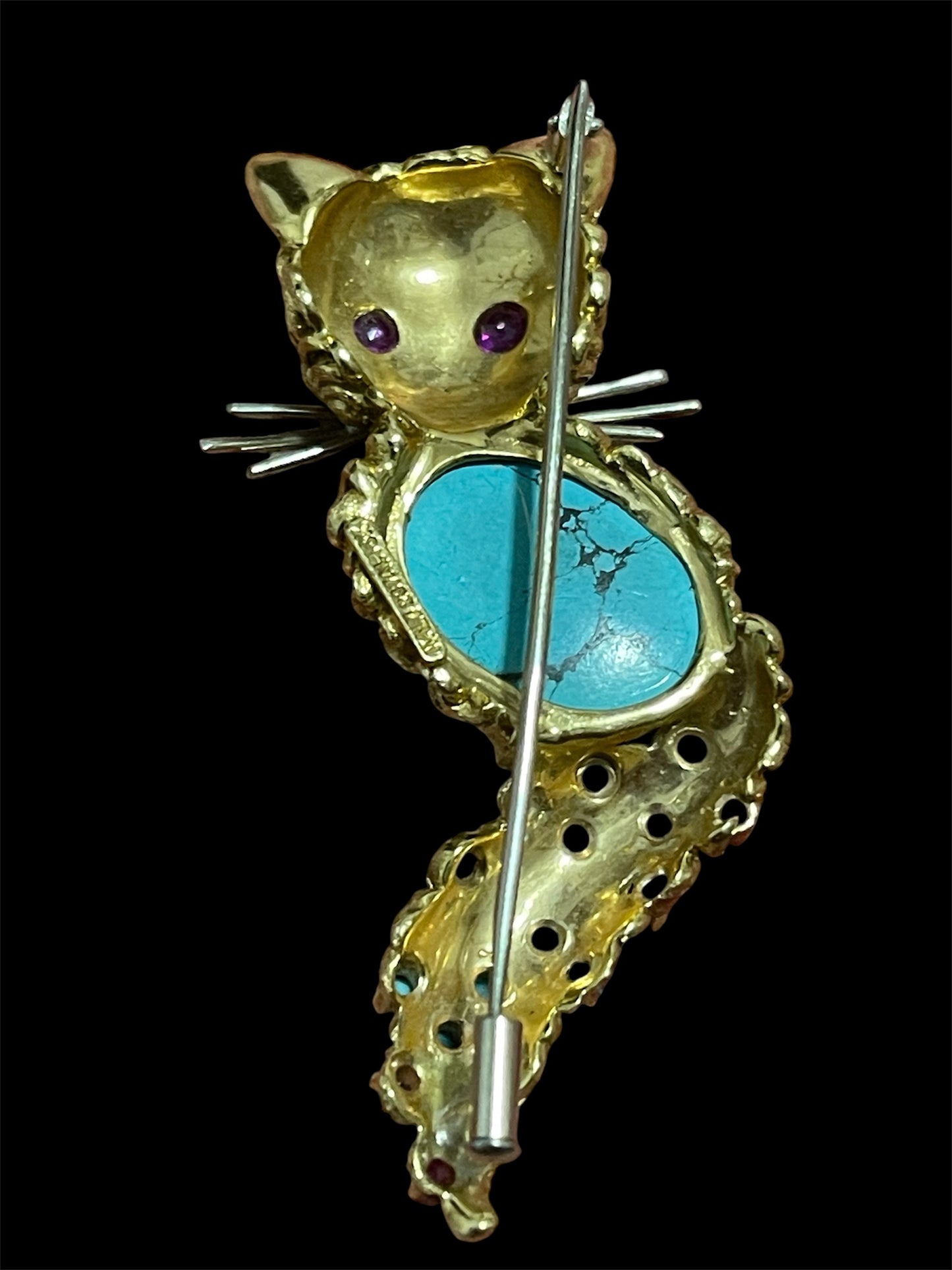 A gold and turquoise 18kt cat pin