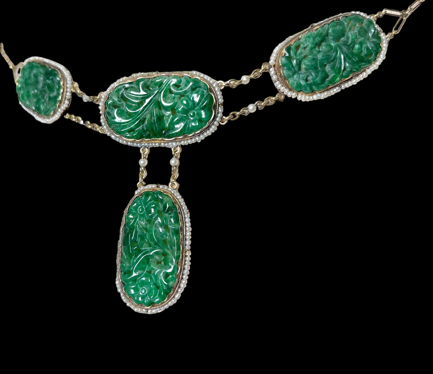 A jade and pearl necklace in 14kt gold setting