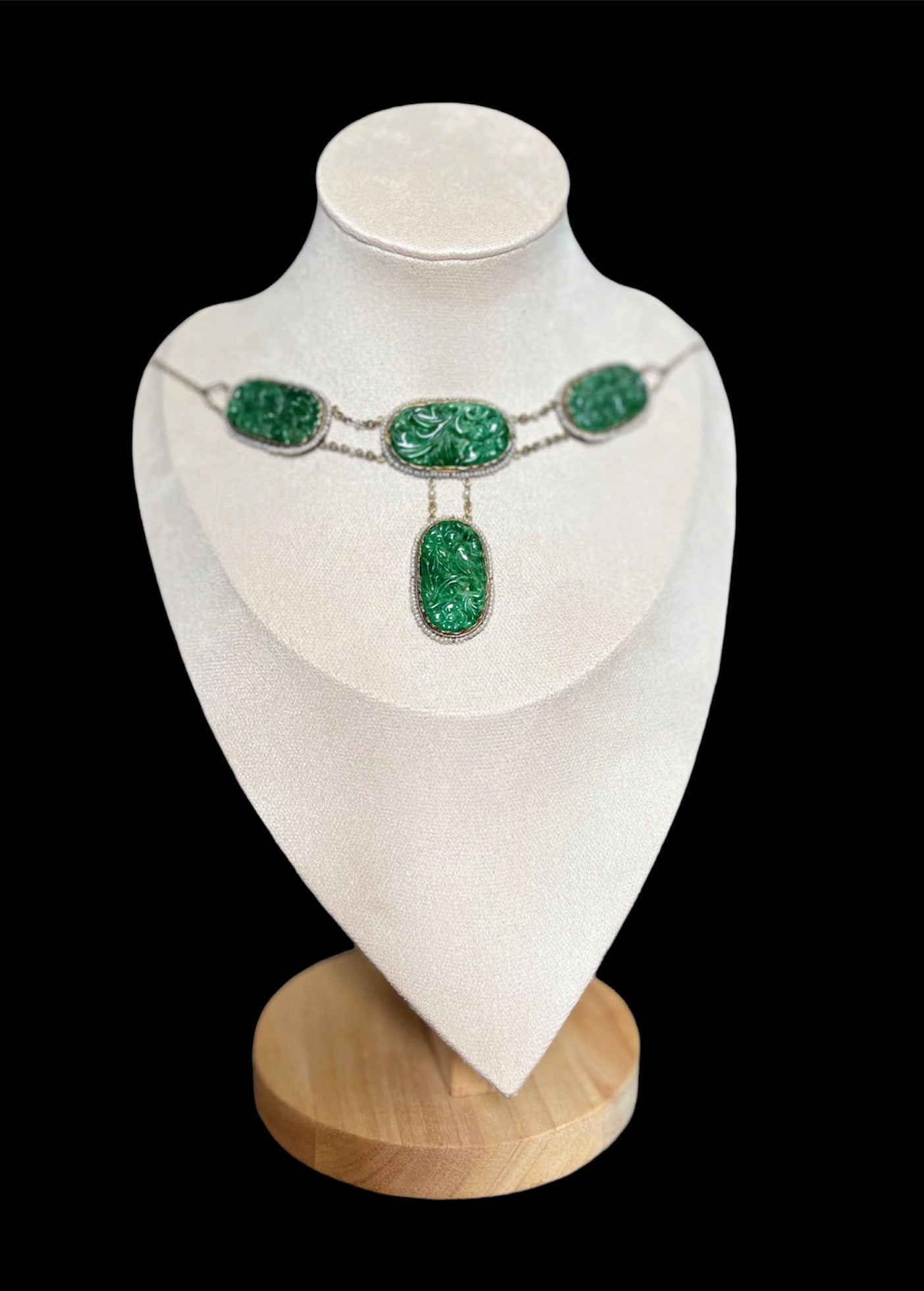 A jade and pearl necklace in 14kt gold setting