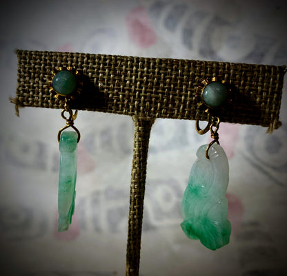 A pair of jade and gold ear rings