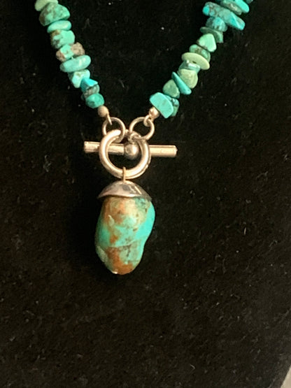 A turquoise necklace and pendant