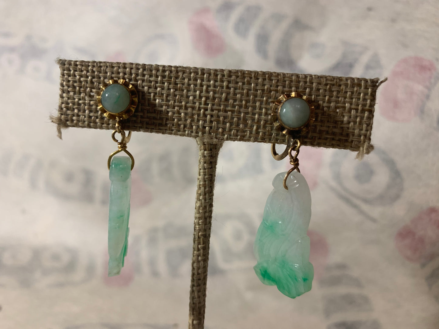 A pair of jade and gold ear rings
