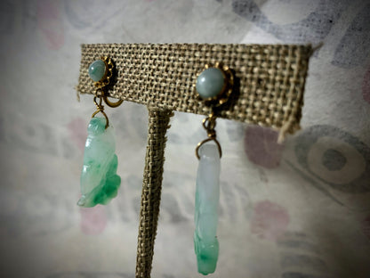 A pair of jade and gold ear rings