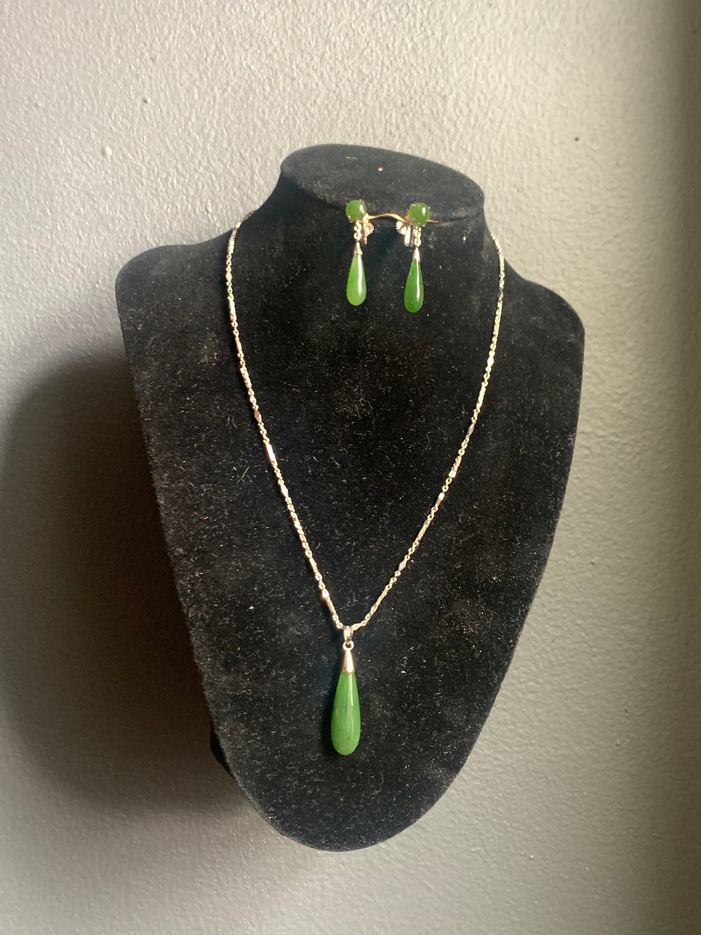 Jade ear ring and necklace set