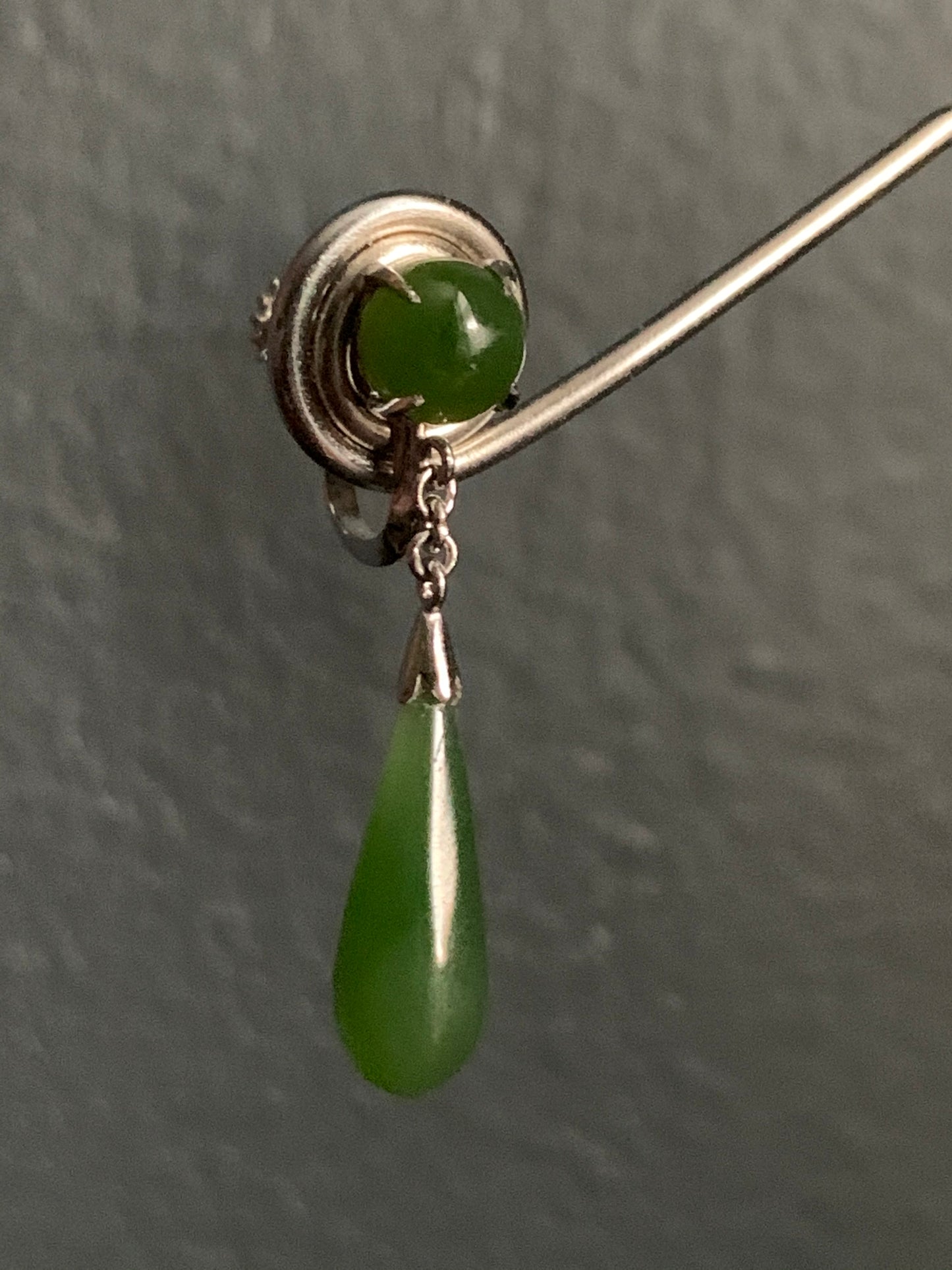 A jade tear drop ear ring and necklace in silver