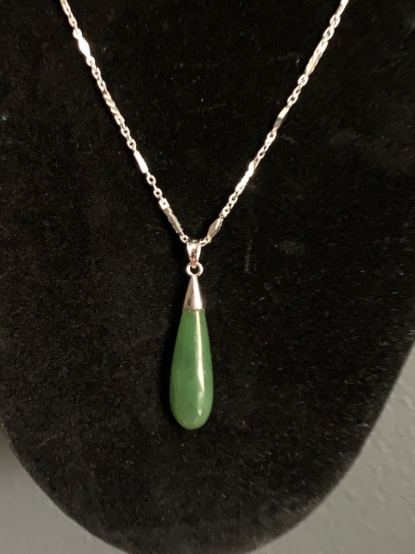 A jade tear drop ear ring and necklace in silver