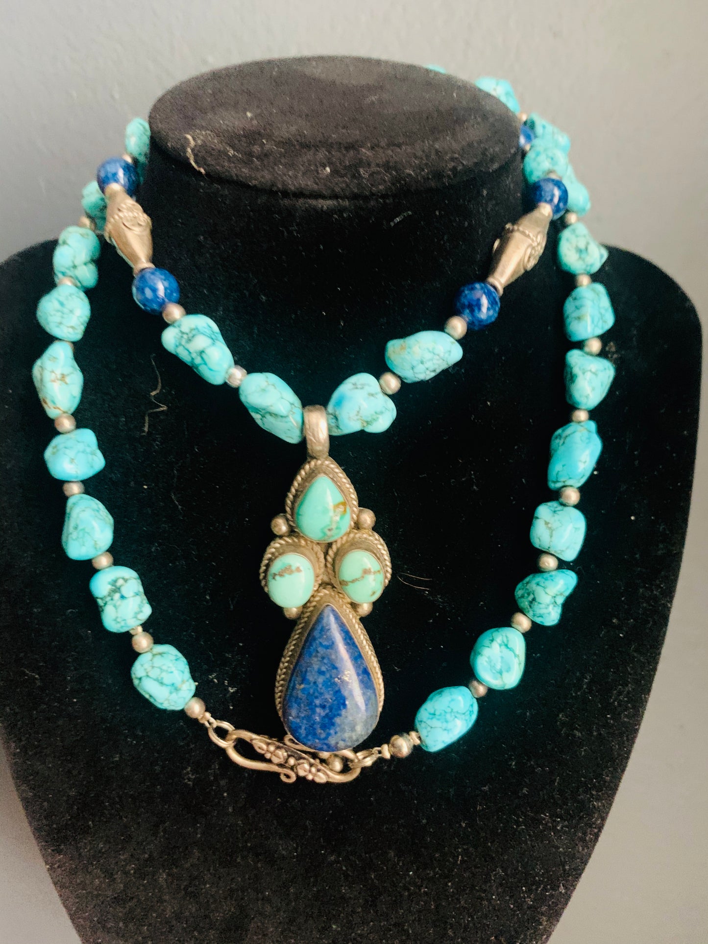 A turquoise and lapis necklace with pendant