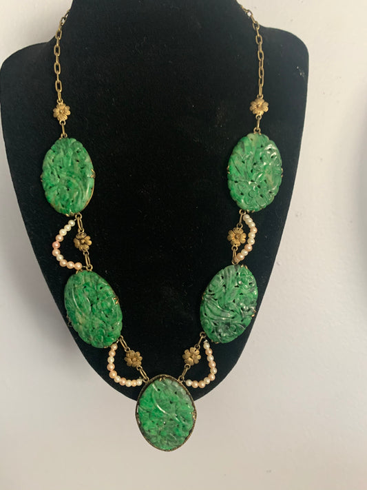 A vintage jadeite necklace in 10kt setting