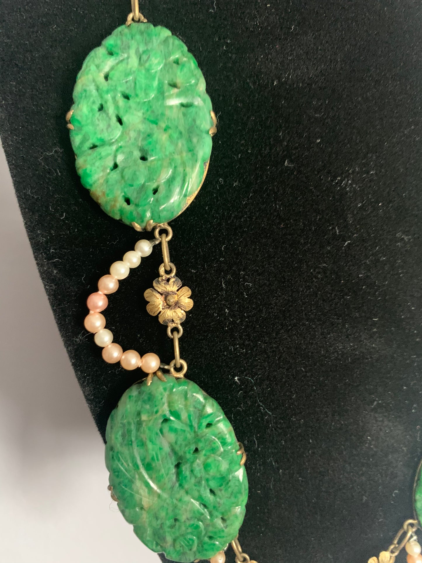 A vintage jadeite necklace in 10kt setting