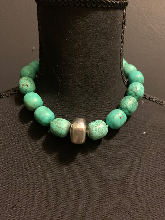 A vintage turquoise necklace