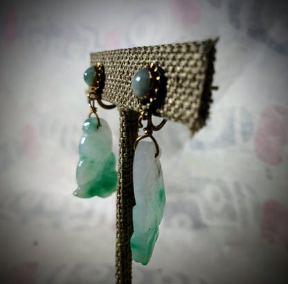 A pair of jade and gold ear rings