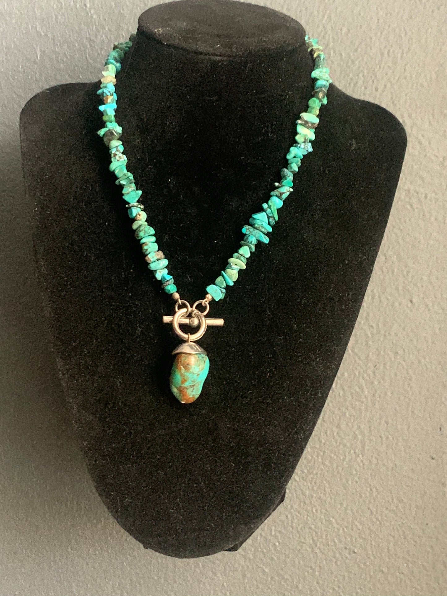 A turquoise necklace and pendant