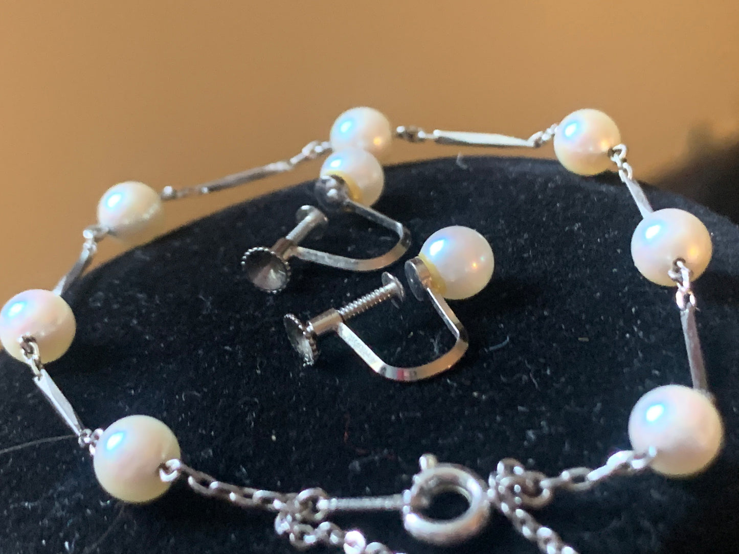 Pearl ear rings and bracelet