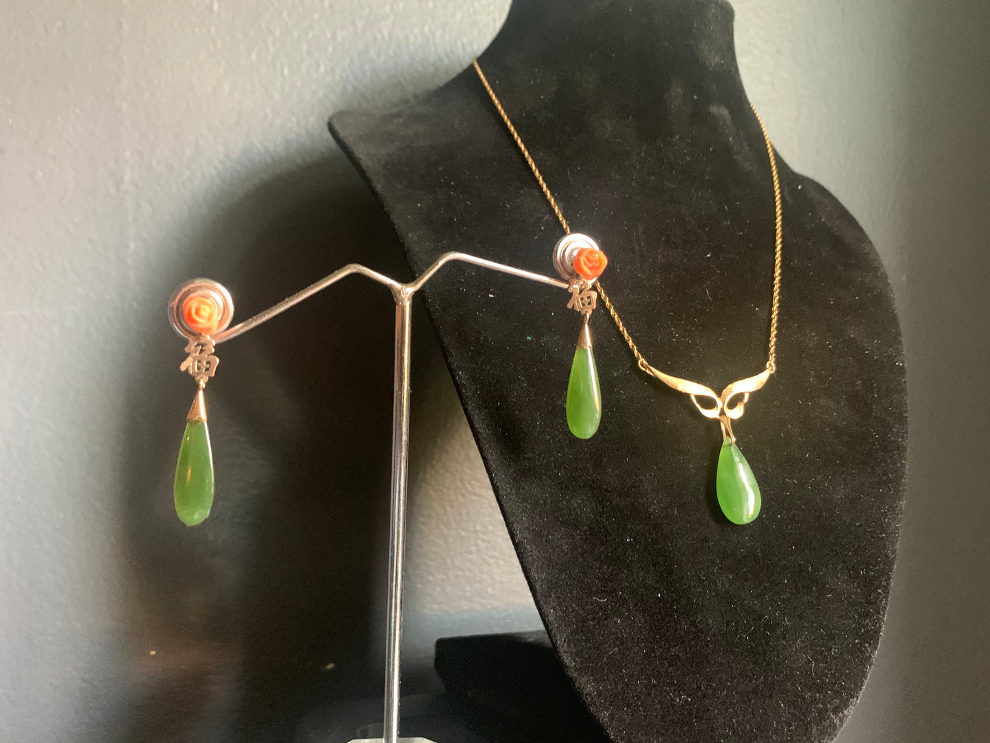 A jade ear ring and necklace set