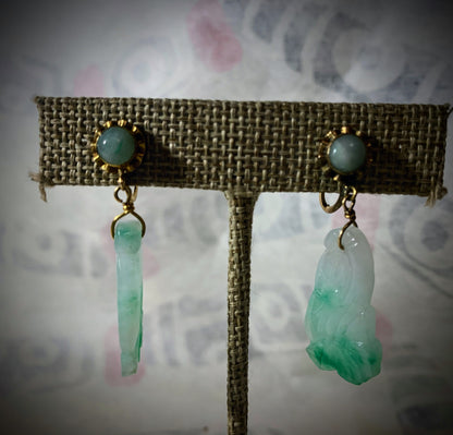 A pair of jade and gold ear rings