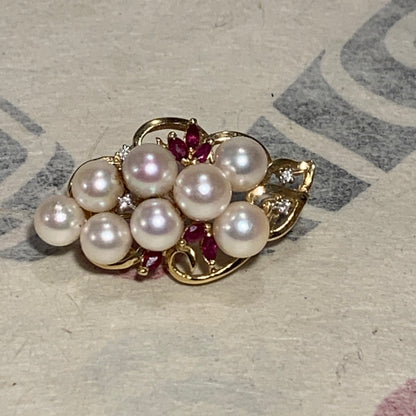 Pearl brooch